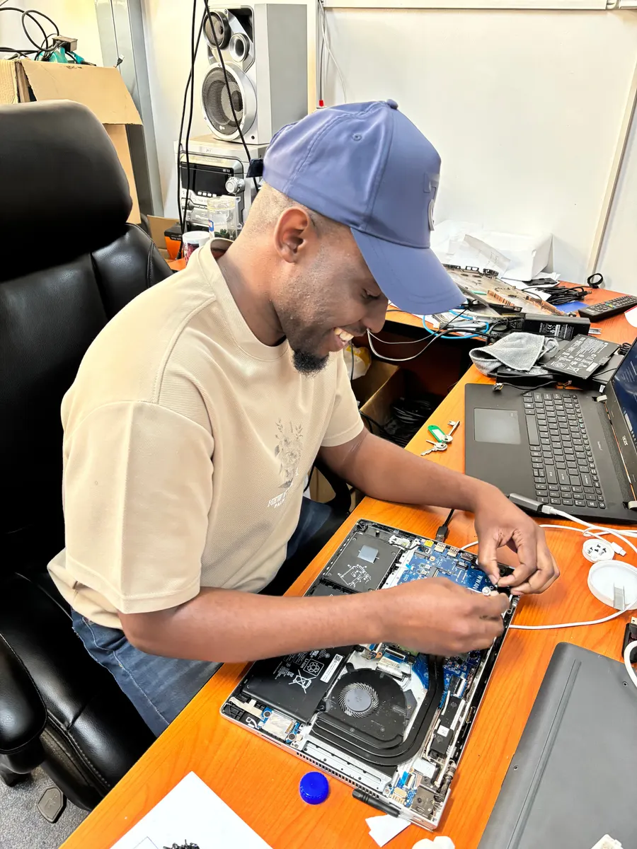 UXPERT inspecting and maintaining a laptop